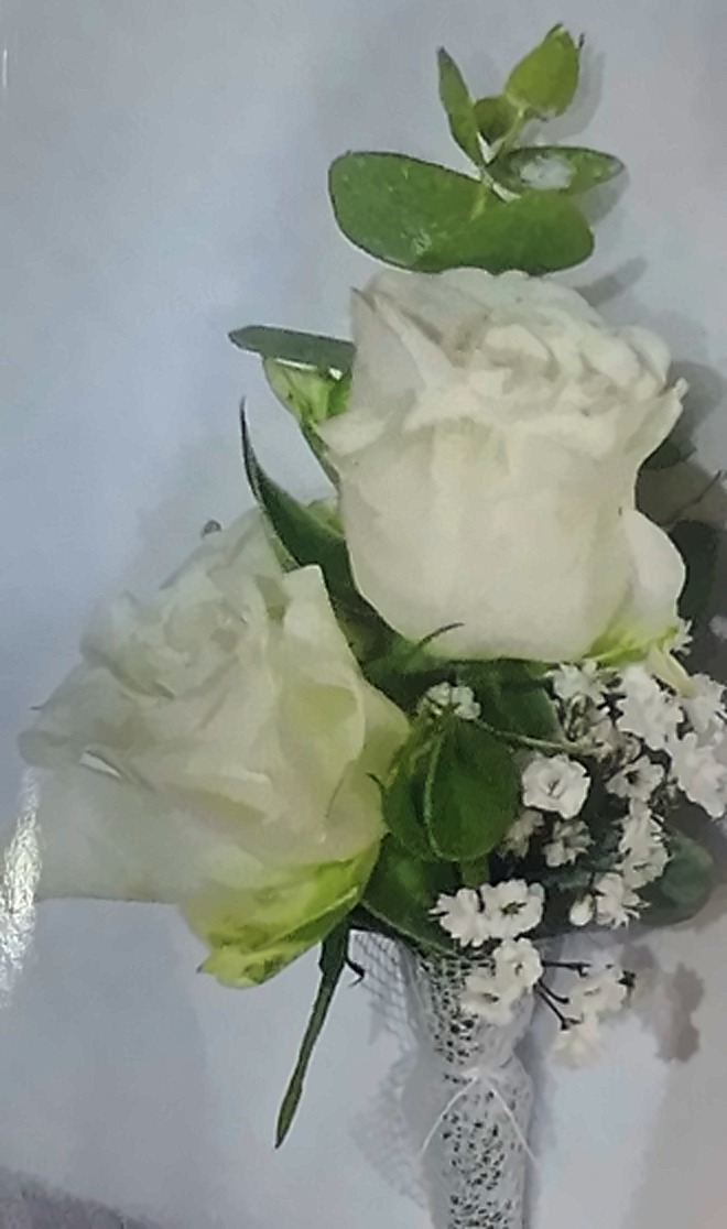 Boutonnière, deux roses blanches