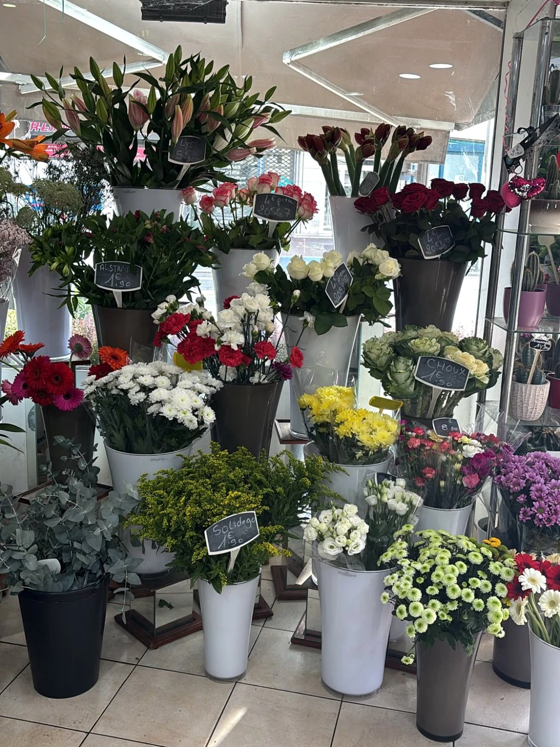 Les fleurs en vase dans la boutique